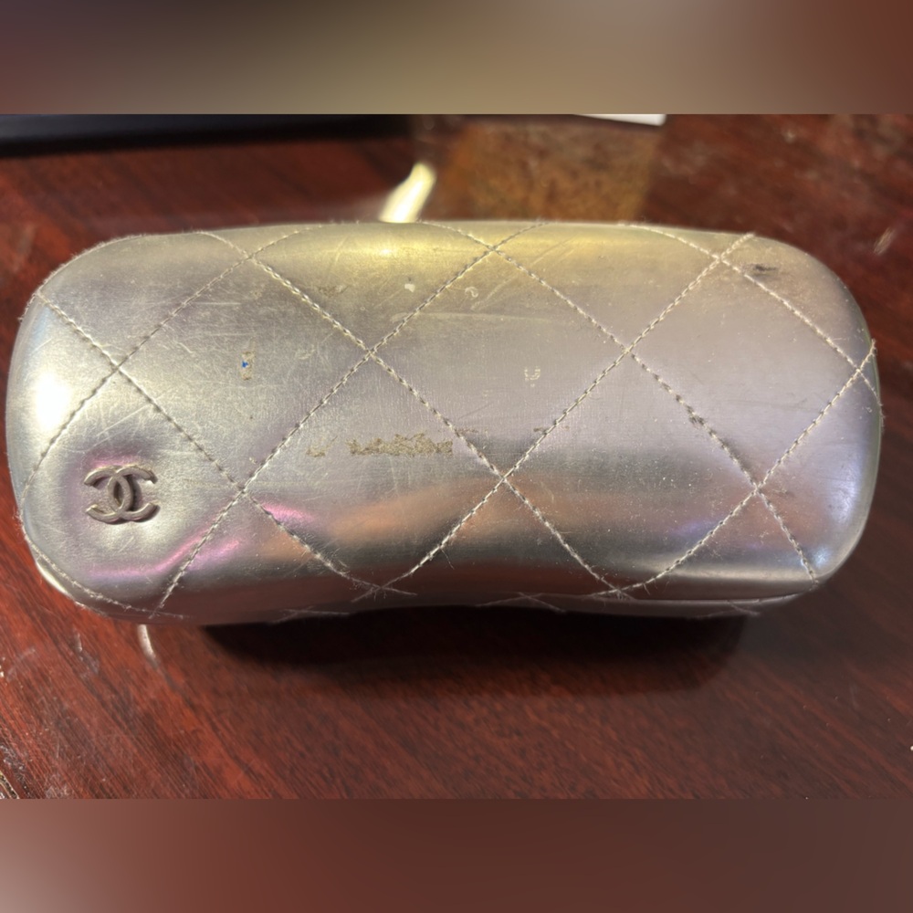 CHANEL VINTAGE 2000 SILVER METALLIC QUILTED PATTERN GLASSES CASE GUC